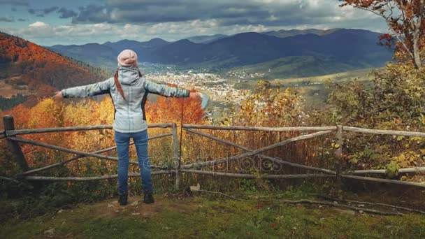 Mujer joven levantando las manos en el punto de vista de montaña — Vídeos de Stock