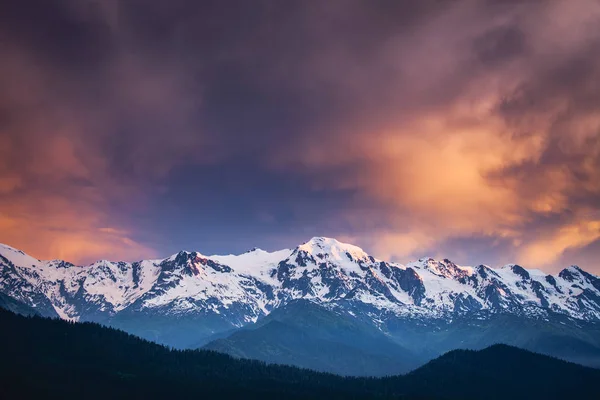 在白雪皑皑的山脉上的日落黄昏景观 — 图库照片