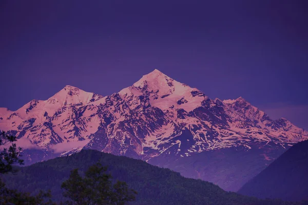 Sunset evening view over the snowy mountain peak — Stock Photo, Image