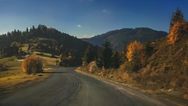 Havadan görüntüleri: Hızlı araba sürmek kırsal yol boyunca — Stok video