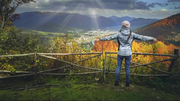 Ung kvinna händer på mountain utsiktsplats — Stockvideo