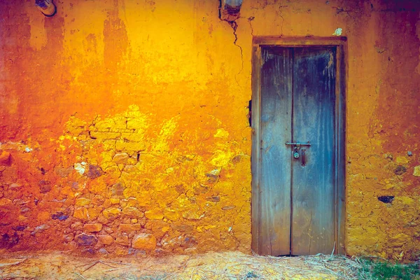 ひびの入った壁のドア。ビンテージ背景. — ストック写真