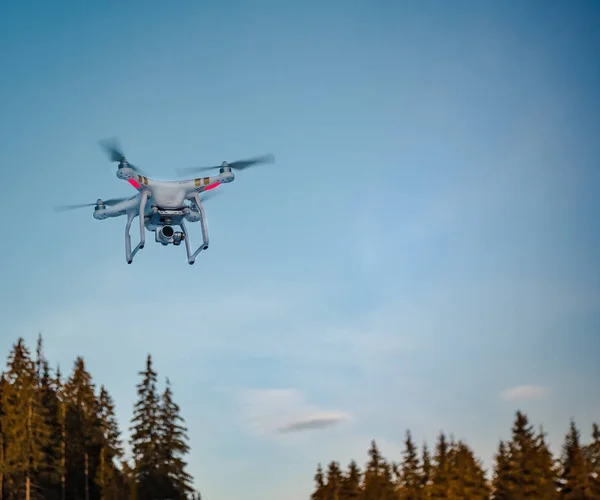 Nowoczesny pilot Air Drone latać wysokiej w niebo — Zdjęcie stockowe