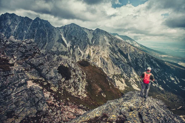 Wandelaar permanent aan de rand van de afgrond. Tatra. — Stockfoto