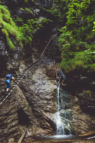 Kiipeäminen kalliolle Tatrasissa, Slovakiassa . — kuvapankkivalokuva