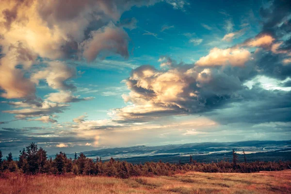 幻想的な明るくカラフルな空。タトラ山脈。スロバキア. — ストック写真