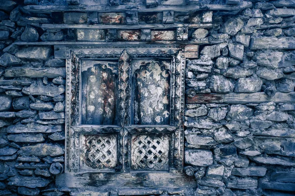 Blauwe stenen muur met houten raam. Achtergrond. — Stockfoto