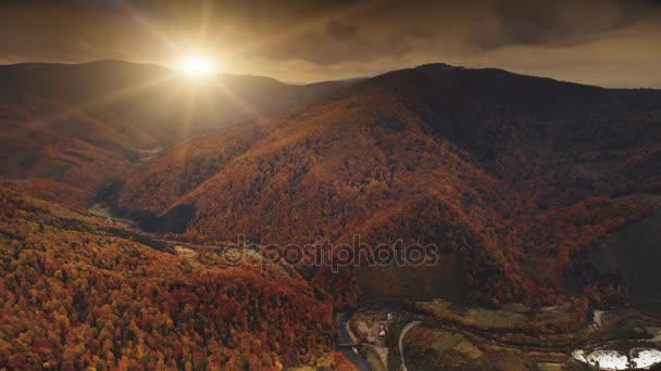 Drone lotu nad dramatyczne jesień krajobraz zachód słońca — Wideo stockowe