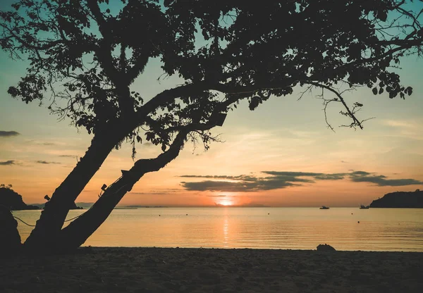 Belo e tranquilo pôr-do-sol tropical sobre garrafa praia — Fotografia de Stock