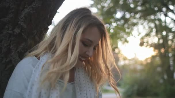 Femme blonde Plus taille sourire porter écharpe en mousseline de soie — Video