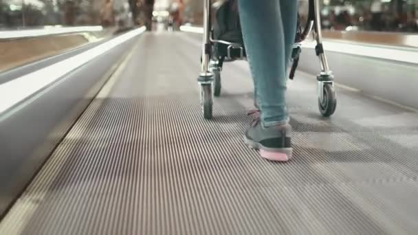 Kvinna med bagage lastbil promenad på flygplatsen terminal — Stockvideo