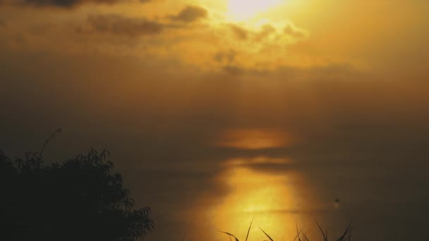 Ηλιοβασίλεμα ήρεμο ωκεανό Ταϊλάνδη εθνικό θαλάσσιο πάρκο — Αρχείο Βίντεο