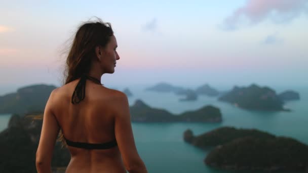 Frau zurück Blick ang thong National Marine Park — Stockvideo