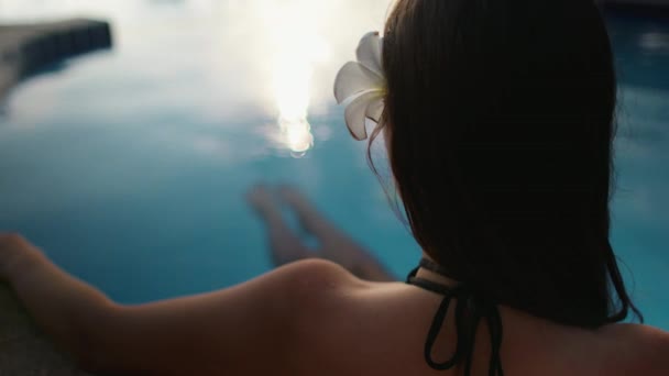 3.妇女在度假胜地游泳池附近休息 — 图库视频影像