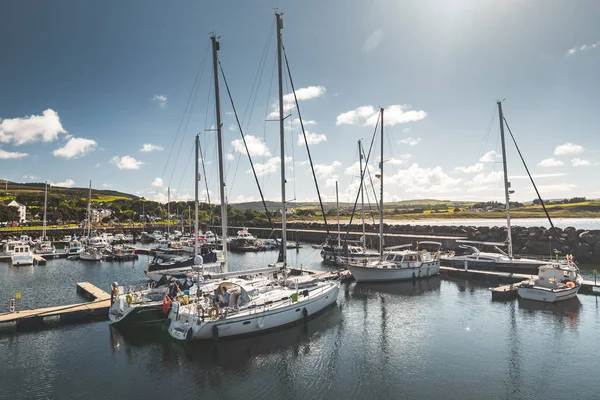 Zahlreiche yachten am nordirischen club pier — Stockfoto