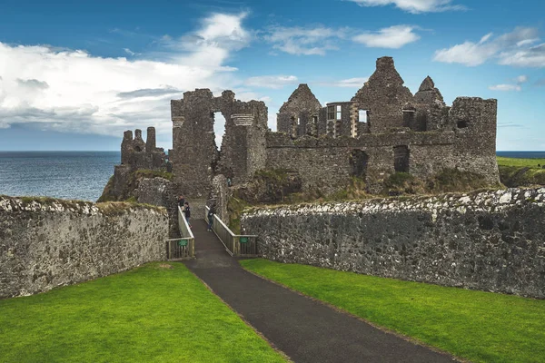 Antico castello in rovina sulla costa dell'Irlanda del Nord — Foto Stock