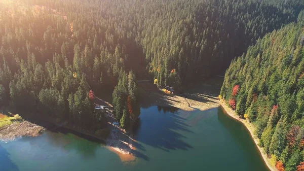 Popular lake among dense forests against pictorial hills — Stock Photo, Image