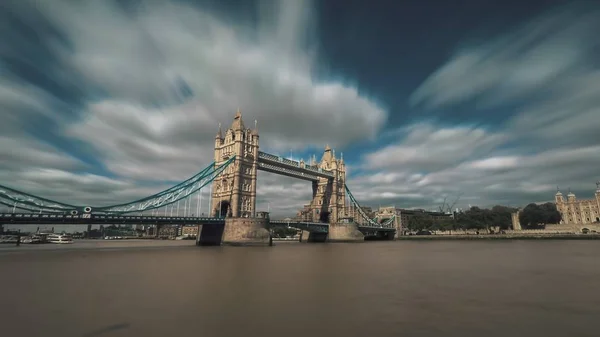 Tower Bridge von London und die Themse — Stockfoto