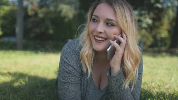 Feliz Jovem Senhora Conversa Telefone Móvel Mentira na grama — Fotografia de Stock