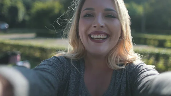 Elragadó fiatal nő, hogy Selfie City Park jelenet — Stock Fotó