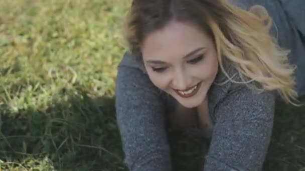 Ευτυχισμένη όμορφη γυναίκα συν μέγεθος ρολό σε πράσινο γρασίδι — Αρχείο Βίντεο
