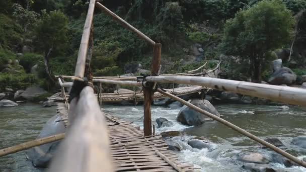 Ξύλινη γέφυρα πάνω από το βουνό φυσαλίδες ποτάμι της Ταϊλάνδης — Αρχείο Βίντεο