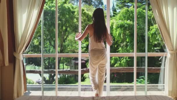 Mujer caminando en terraza thailang bungalow — Vídeos de Stock