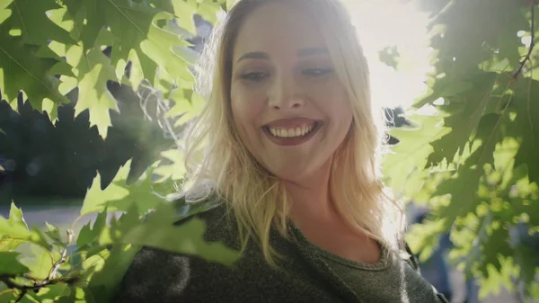 Nette Frau plus Größe Lächeln stehen neben Park Baum — Stockfoto