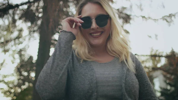 Блондинка плюс размер носить солнцезащитные очки снаружи — стоковое фото