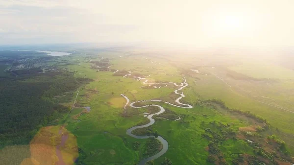 Вид с воздуха: Красивый речной пейзаж на закате — стоковое фото