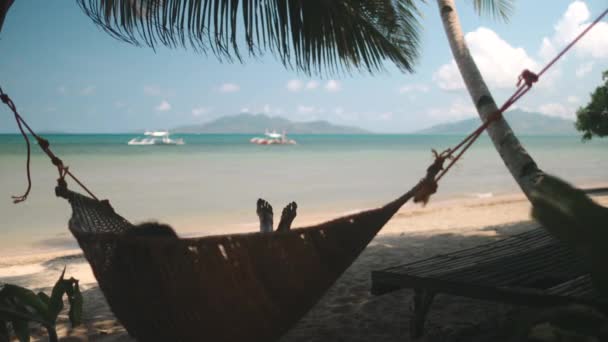 Mujer swing en hamaca sibaltán tropical playa — Vídeos de Stock