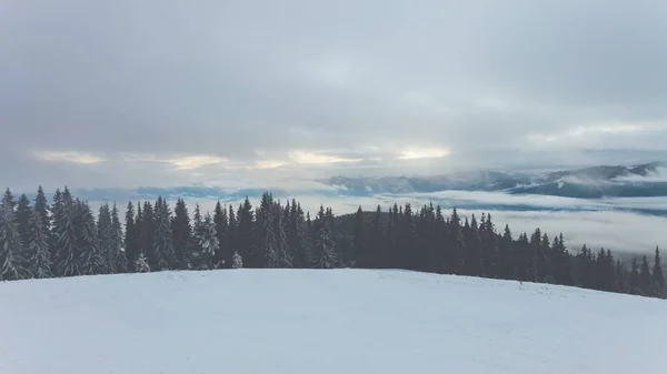 Vinter berg med moln. — Stockfoto