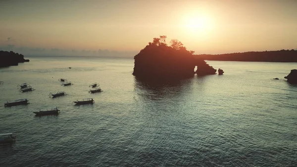 Zonsondergang luchtfoto: boten varen in de Oceaan — Stockfoto