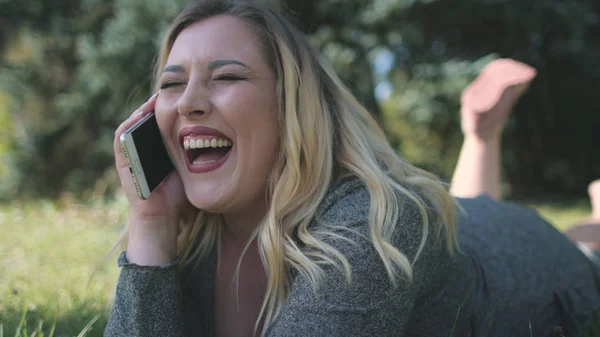 Mulher bonita rir Smartphone Conversa — Fotografia de Stock