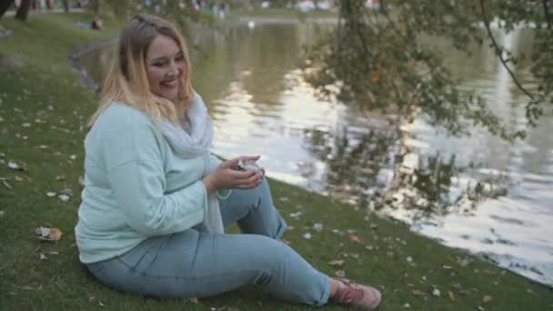 Donna Plus Size gettare mazzo di foglie Riverside — Video Stock