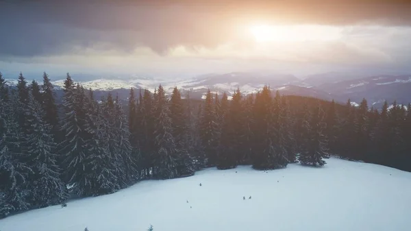 Montanhas de inverno, hora do pôr do sol. Estância de esqui — Fotografia de Stock