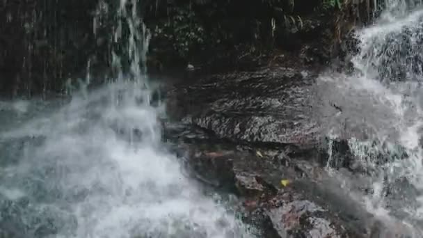 Horská kaskáda divoký vodopád Thajsko dovolená — Stock video