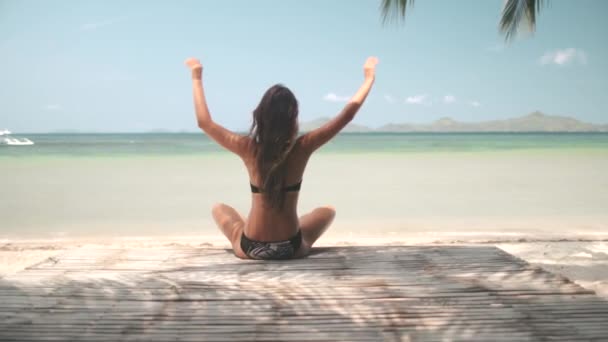 Chica delgada relajarse en el paraíso sibaltan playa de arena — Vídeos de Stock