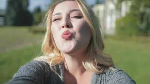 Schöne Mädchen lachen Selfie Stadtpark Hintergrund — Stockvideo