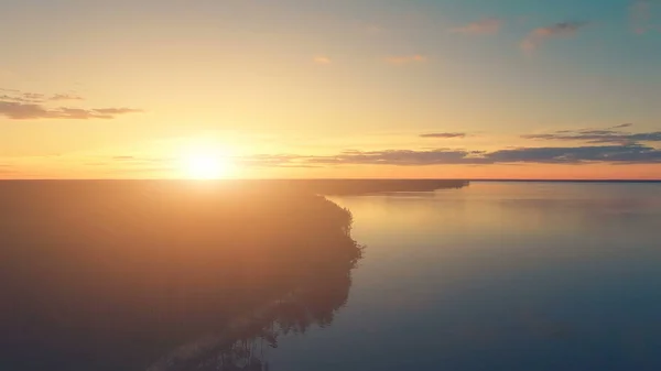 Vista aérea do drone: pôr do sol sobre a água e a floresta — Fotografia de Stock
