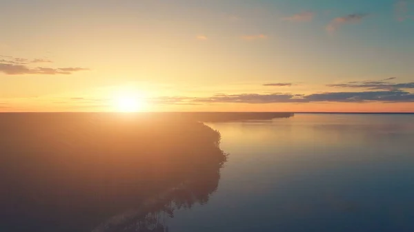 Vue Aérienne Par Drone : Coucher De Soleil Sur L'eau Et La Forêt — Photo