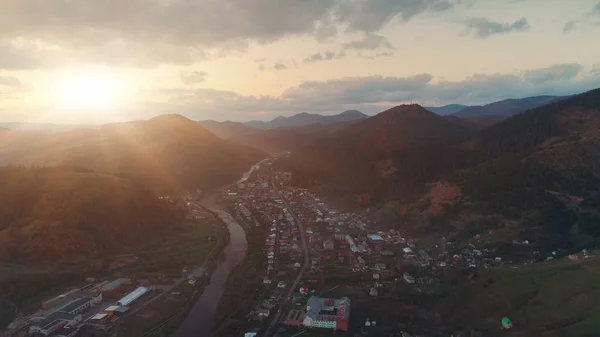 Cidade pictórica no pé da colina na margem do rio sinuoso de manhã — Fotografia de Stock