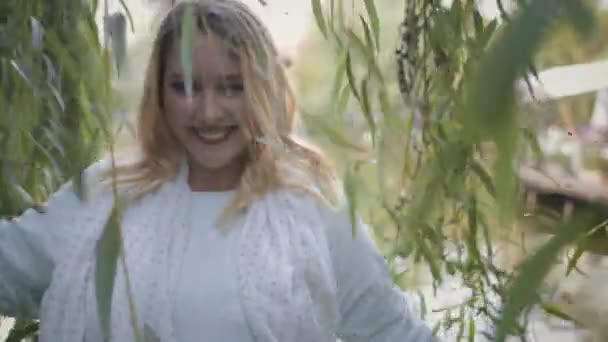 Mujer encantadora más tamaño Touch Willow Tree Branches — Vídeos de Stock