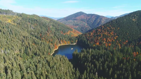 Montaña calma lago azul entre colinas forestales en las tierras altas —  Fotos de Stock