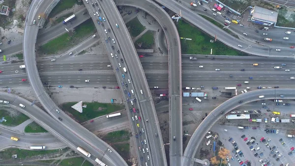 Kiev üstgeçit yol gün trafik yukarıdan aşağıya — Stok fotoğraf