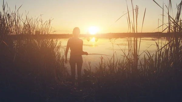 Flyg över kvinnan som fiskar i solnedgången — Stockfoto