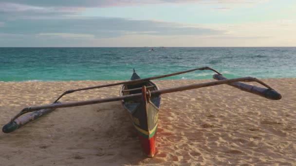 Kajak auf warmen Sand Philippinen, Insel Boracay — Stockvideo