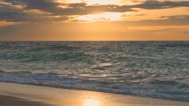 Salpicaduras de olas y puesta de sol costera en Filipinas — Vídeos de Stock