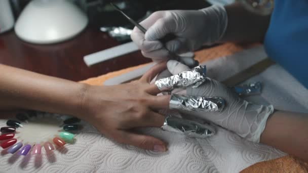 Mechanické nehty manikúra, žena ruka zblízka — Stock video