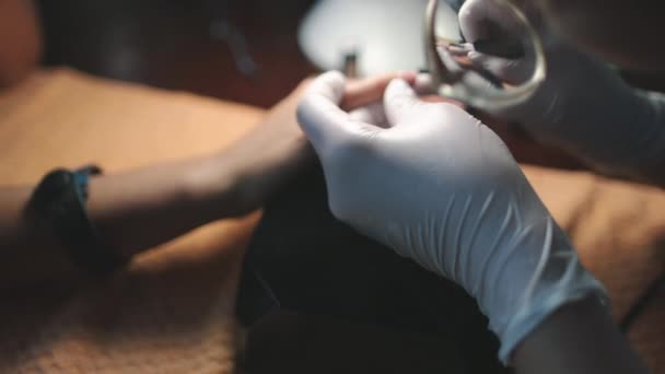 Nanášení průhledného základního nátěru na nehty ženy — Stock video